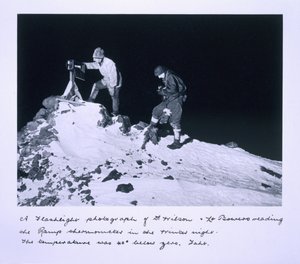 Une photographie au flash du Dr Wilson et du Lt Bowers lisant le thermomètre Ramp. La température était de 40 degrés en dessous de zéro Fahrenheit, de 